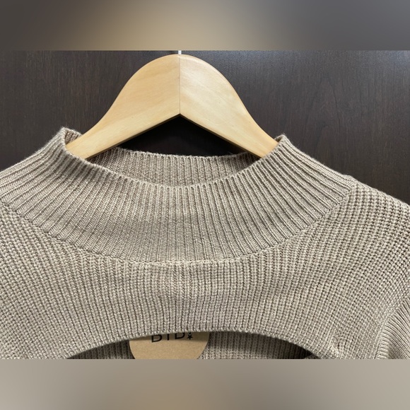 BiBi Long Sleeve Mock Neck With Cut Out Detail. 💙 - Picture 3 of 7